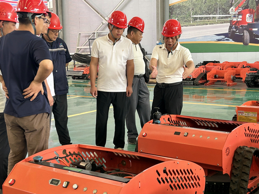 Maquinaria de jardinería Jining Changqing.jpg Maquinaria de jardinería Jining Changqing.jpg