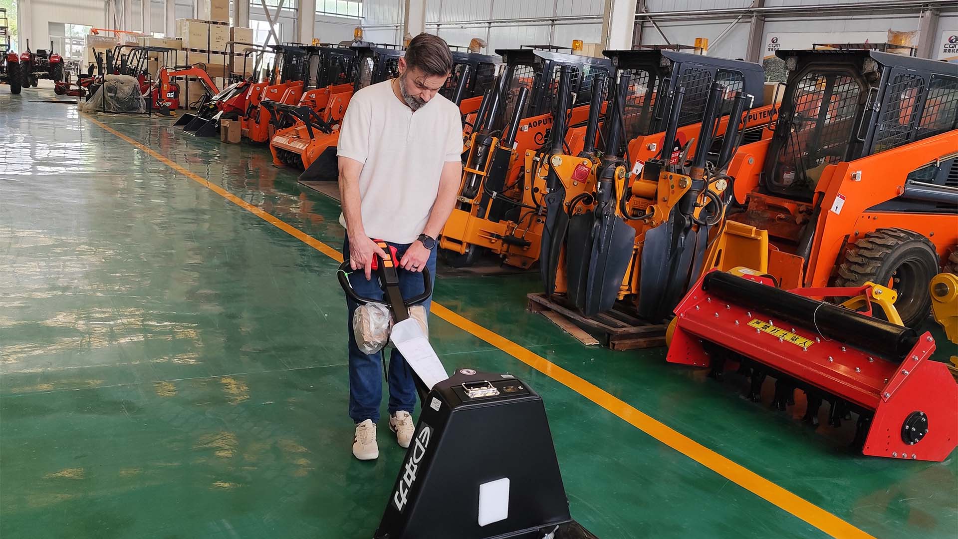 Clientes rumanos visitan la fábrica ChangQing.jpg