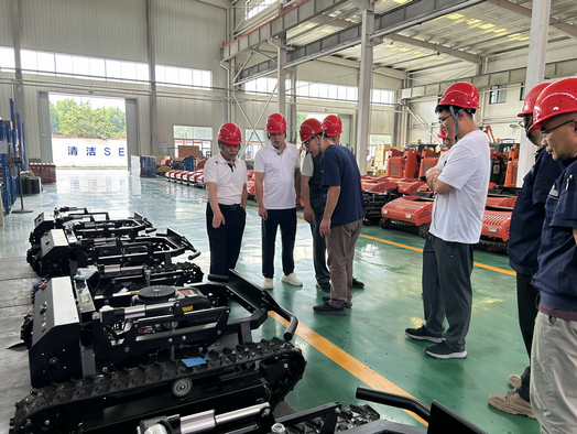 Maquinaria de jardinería Jining Changqing.jpg Maquinaria de jardinería Jining Changqing.jpg