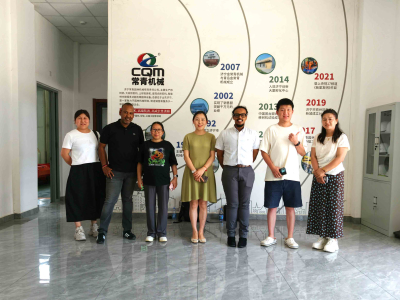 Cliente ugandés inspecciona el C165 ChangQing, camión con trasplantadora de árboles, en la fábrica