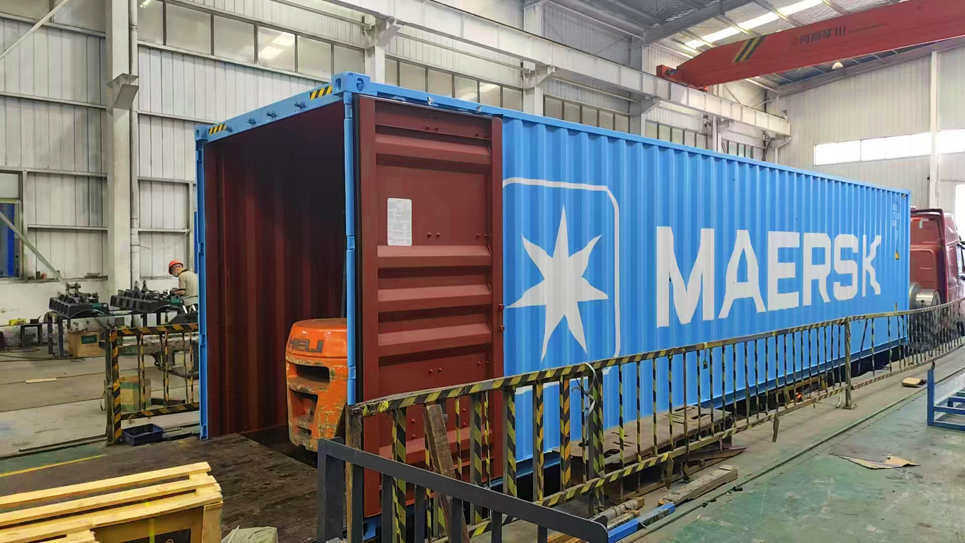 Clientes rumanos visitan la fábrica ChangQing.jpg