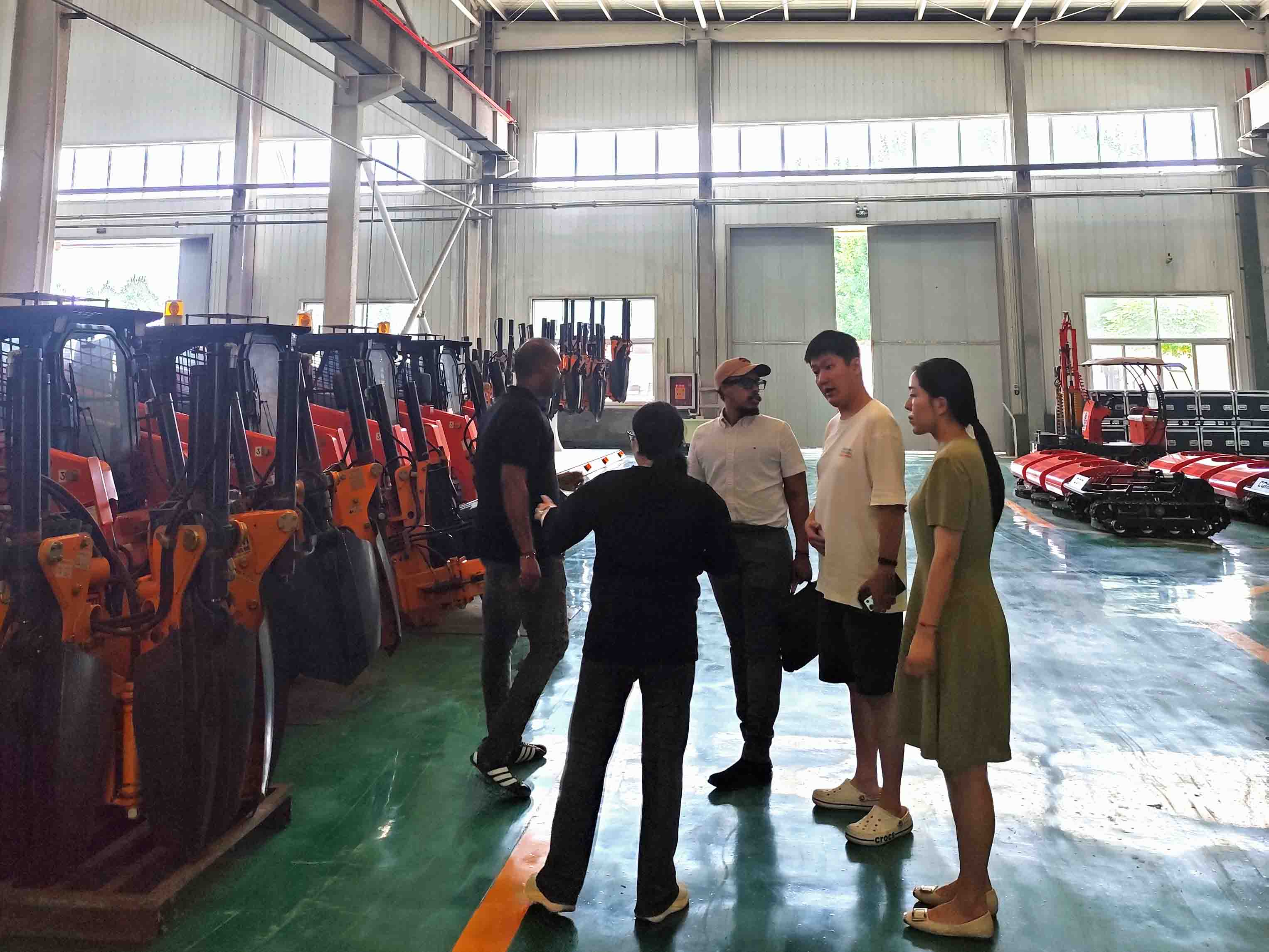 Cliente ugandés inspecciona el C165 ChangQing Truck Mounted Tree Spade en la fábrica.jpg