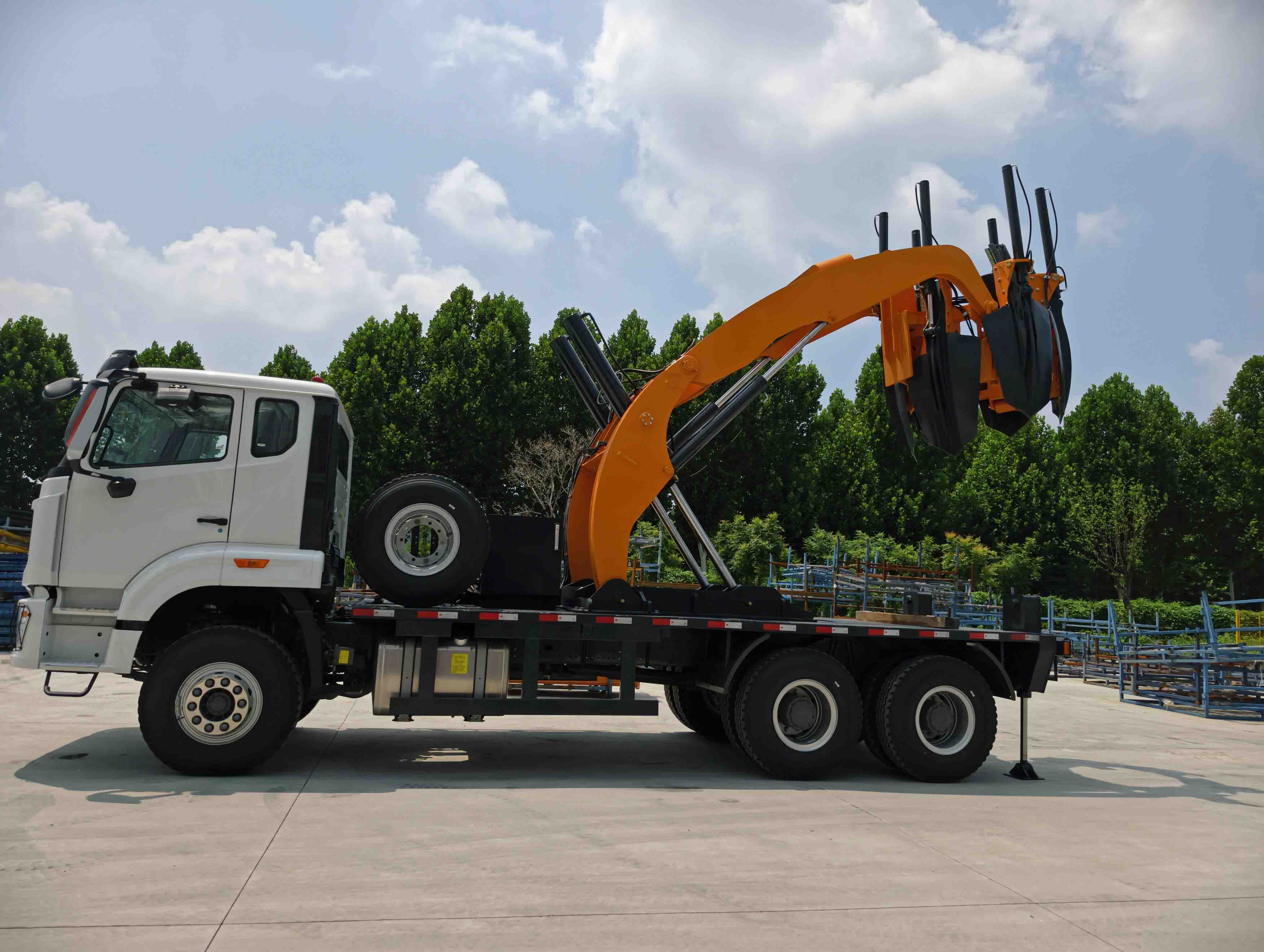 Cliente ugandés inspecciona el C165 ChangQing Truck Mounted Tree Spade en la fábrica.jpg