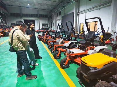 Clientes vietnamitas visitam a fábrica de cortadores de grama ChangQing